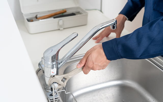 キッチン水栓の修繕作業