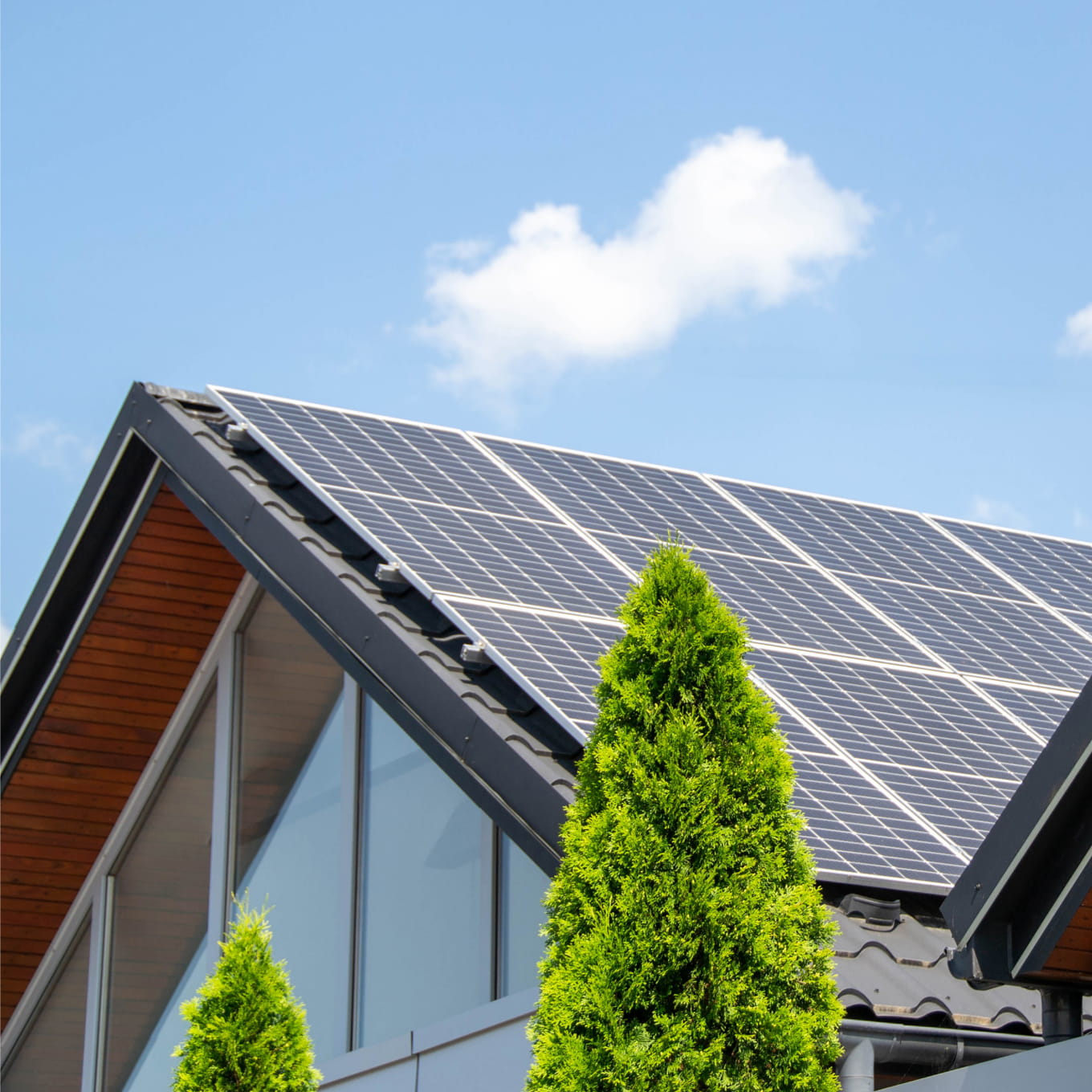 太陽光パネルを設置した住宅の屋根